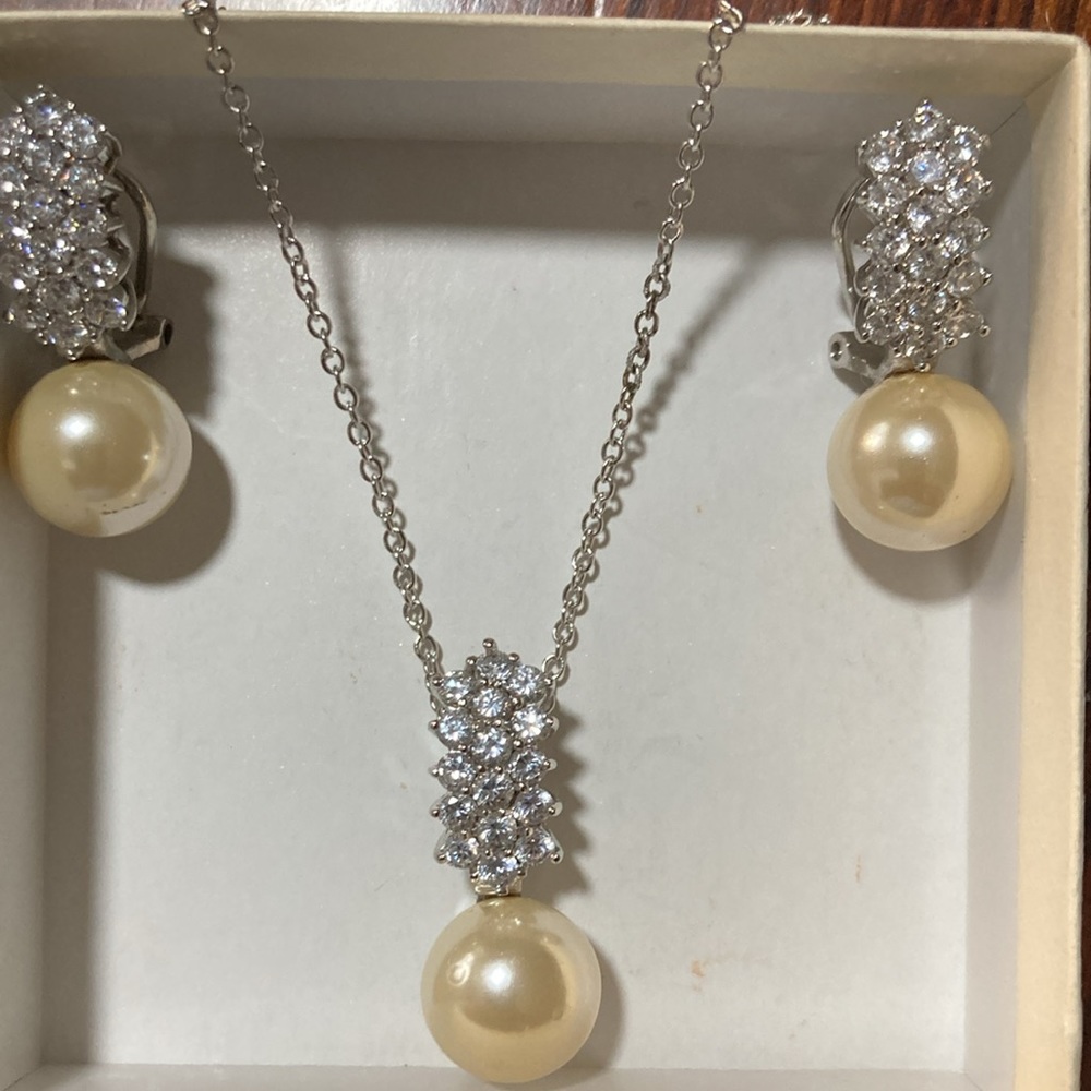 Set of a necklace and earrings, elegant with pearls and crystals. 22inches long